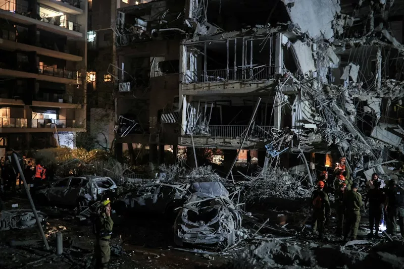 Equipes de resgate e segurança trabalham em um local atingido por ataque de mísseis do Irã contra Israel, em Ramat Gan, Israel, 13 de junho de 2025
