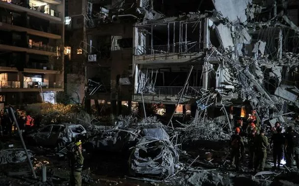 Equipes de resgate e segurança trabalham em um local atingido por ataque de mísseis do Irã contra Israel, em Ramat Gan, Israel, 13 de junho de 2025