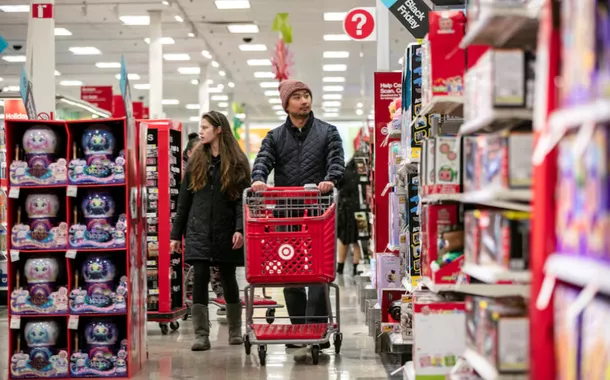 Pessoas compram em uma loja da Target durante as liquidações da Black Friday em Chicago, Illinois, EUA, em 25 de novembro de 2022