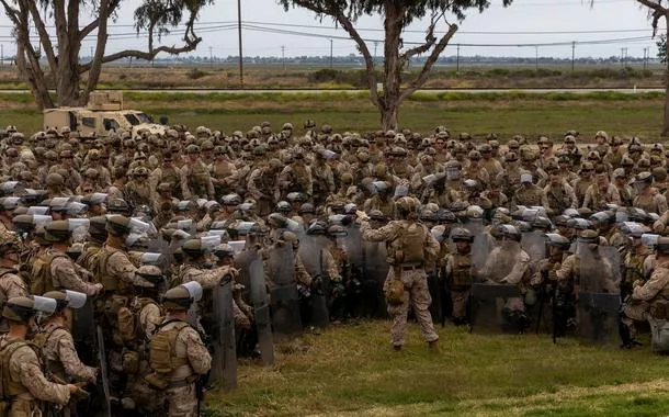 Fuzileiros navais dos EUA em treinamento de táticas de controle de multidões em uma base na área metropolitana de Los Angeles, Califórnia, EUA - 10/06/2025
