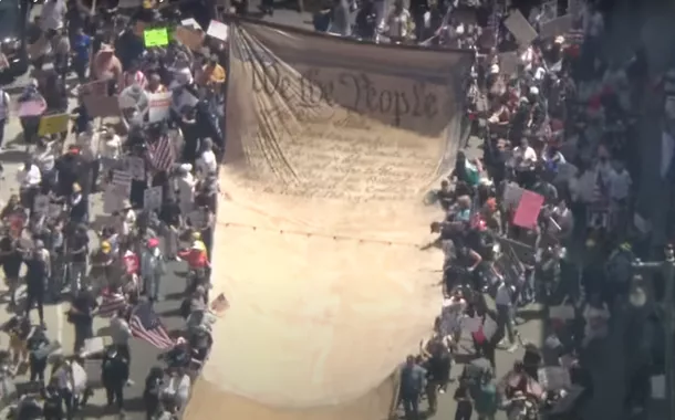 Milhares de manifestantes participam de protestos antes do desfile militar de Trump nos EUA