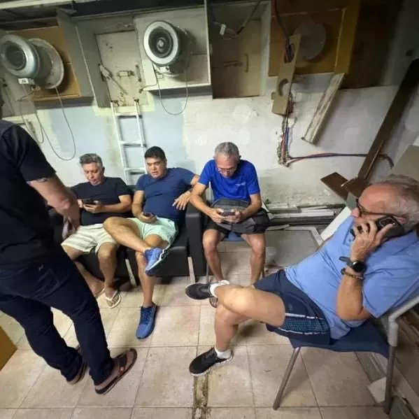 Prefeitos brasileiros abrigam-se em bunker em Tel Aviv, na última sexta-feira - 13/06/2025