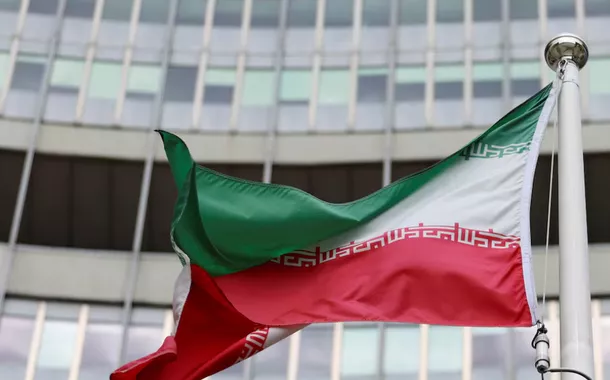 A bandeira iraniana tremula do lado de fora da sede da AIEA após o primeiro dia da reunião trimestral do Conselho de Governadores da agência, na sede da AIEA em Viena, Áustria, em 9 de junho de 2025