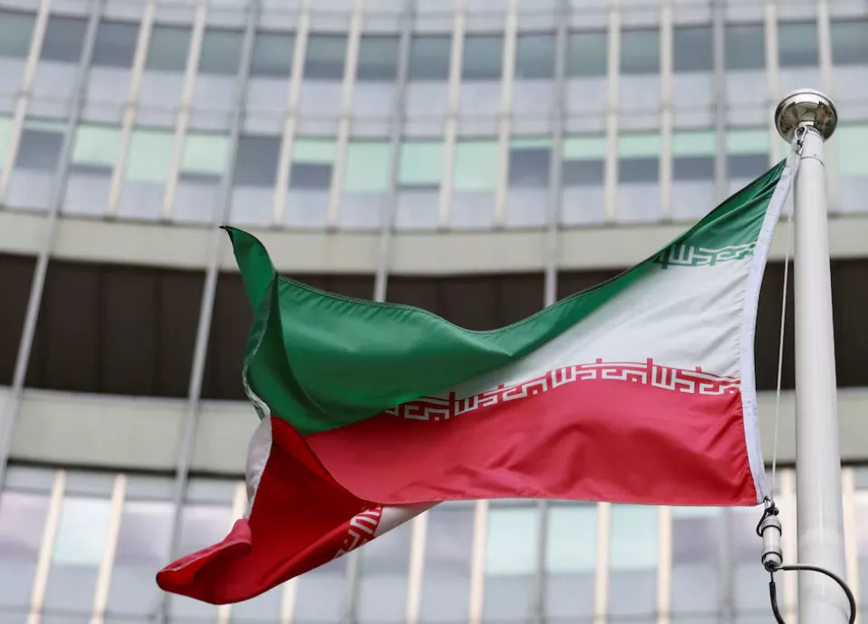 A bandeira iraniana tremula do lado de fora da sede da AIEA após o primeiro dia da reunião trimestral do Conselho de Governadores da agência, na sede da AIEA em Viena, Áustria, em 9 de junho de 2025