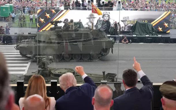 Desfile de Trump é ofuscado por protestos massivos e violência política nos EUA