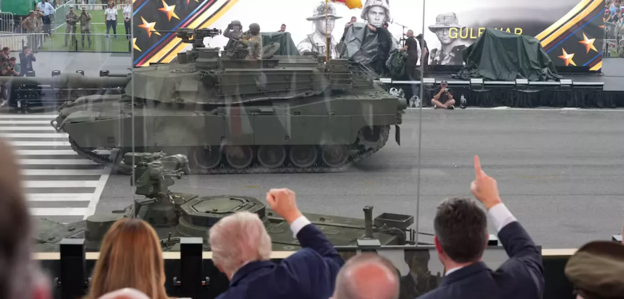 O presidente Donald Trump e a primeira-dama Melania Trump comparecem à celebração do 250º aniversário do Exército no National Mall em Washington, DC, EUA, em 14 de junho de 2025