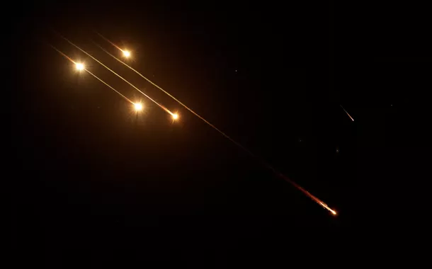 Irã lança nova onda de mísseis em retaliação a Israel