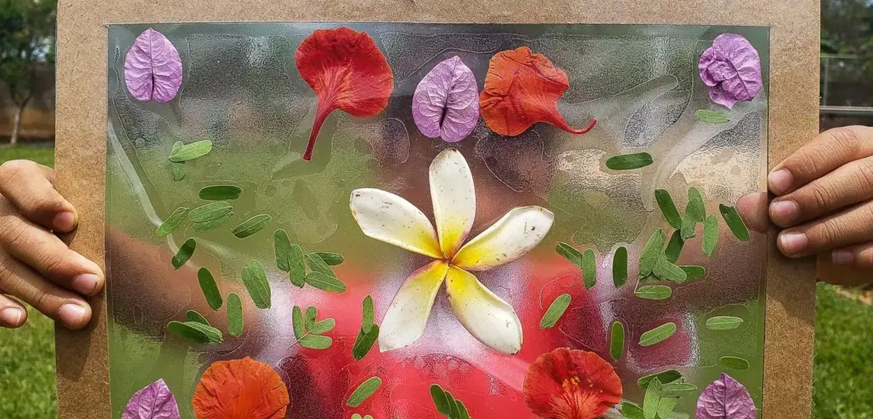Criança exibe quadro de flores