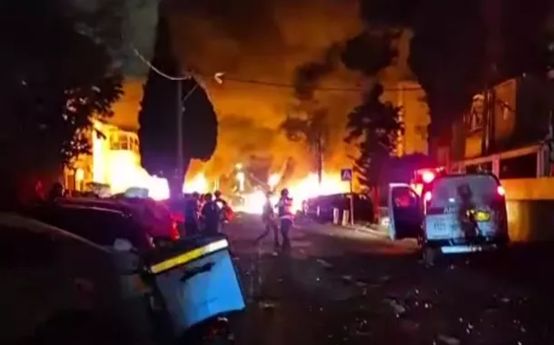 Incêndio após ataque de mísseis iranianos a Haifa, em Israel - 15/06/2025