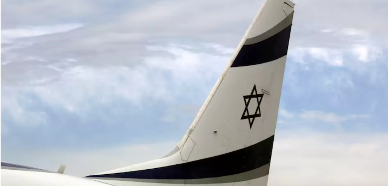 Um avião da companhia aérea israelense El Al é visto após o pouso, após seu voo inaugural entre Tel Aviv e Nice, no aeroporto internacional de Nice, França, em 4 de abril de 2019
