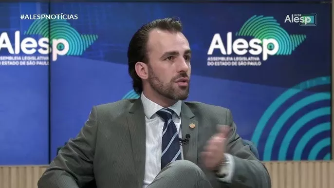 Deputado Lucas Bove durante entrevista - 3/5/2023
