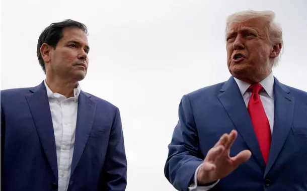 O presidente dos EUA, Donald Trump, com o secretário de Estado dos EUA, Marco Rubio, enquanto ele se prepara para partir para Hagerstown, Maryland, no Aeroporto Municipal de Morristown, em Morristown, Nova Jersey, EUA, em 8 de junho de 2025