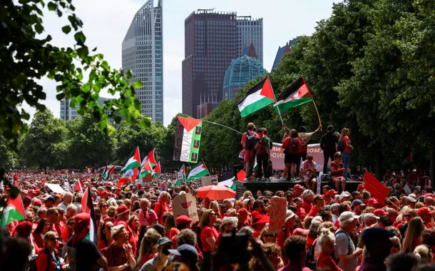Manifestantes protestam contra as condições em Gaza e exigem que o governo interino imponha sanções contra Israel, em Haia, Holanda, 15 de junho de 2025