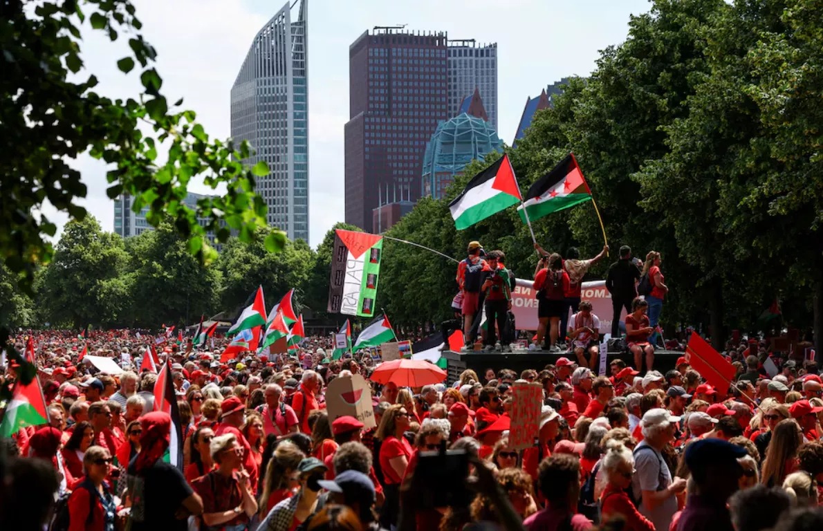 Manifestantes protestam contra as condições em Gaza e exigem que o governo interino imponha sanções contra Israel, em Haia, Holanda, 15 de junho de 2025