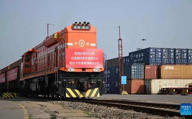 Um trem de carga China-Ásia Central com destino a Tashkent via Horgos parte de uma estação no Porto de Tianjin, no norte da China, em 20 de maio de 2025