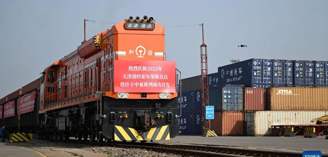 Um trem de carga China-Ásia Central com destino a Tashkent via Horgos parte de uma estação no Porto de Tianjin, no norte da China, em 20 de maio de 2025