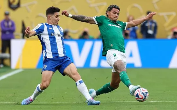 O jogador Richard Ríos, da SE Palmeiras, disputa bola com o jogador do FC Porto, durante partida válida pela fase de grupos, da Copa Mundial de Clubes da FIFA, no Metlife Stadium