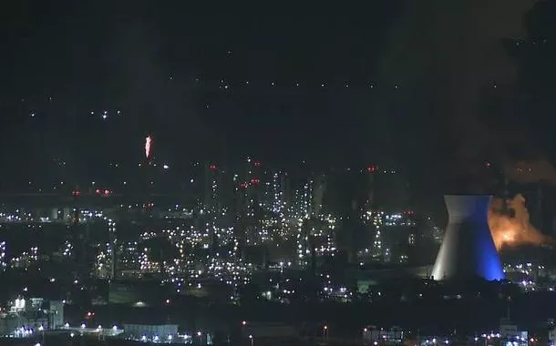 Vista área de Haifa, em Israel, com registro de grande incêndio próximo a usina de energia da cidade - 15/06/2025
