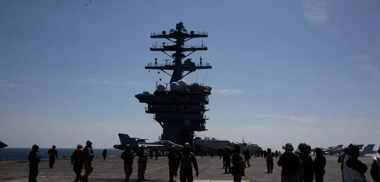 Tripulação no porta-aviões norte-americano Nimitz na costa da Coreia do Sul
27/03/2023 Pool via REUTERS