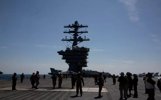 Tripulação no porta-aviões norte-americano Nimitz na costa da Coreia do Sul
27/03/2023 Pool via REUTERS