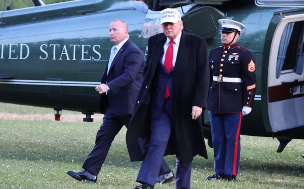 O presidente dos EUA, Donald Trump, chega para participar da Cúpula de Líderes do G7 na cidade turística de Kananaskis, nas Montanhas Rochosas, Alberta, Canadá, em 15 de junho de 2025