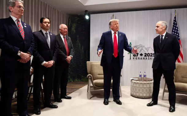 O secretário do Tesouro dos EUA, Scott Bessent, o secretário de Estado, Marco Rubio, e o embaixador dos EUA no Canadá, Pete Hoekstra, participam de uma reunião entre o presidente dos EUA, Donald Trump, e o primeiro-ministro canadense, Mark Carney, na cúpula do G7 em Kananaskis, Alberta, Canadá, em 16 de junho de 2025