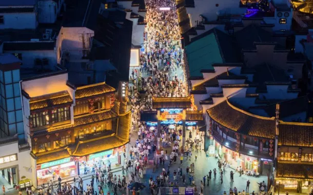 Turistas visitando a área cênica de Fuzimiao, em Nanquim, província de Jiangsu, no leste da China