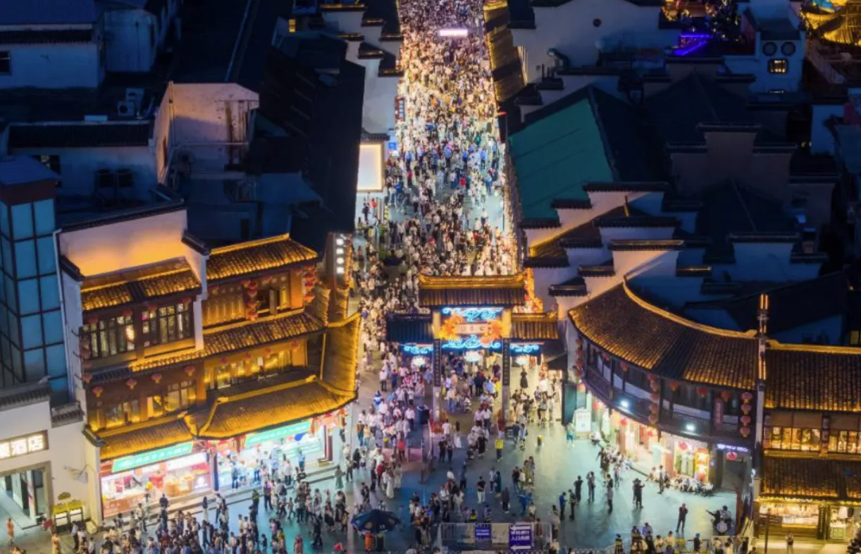 Turistas visitando a área cênica de Fuzimiao, em Nanquim, província de Jiangsu, no leste da China