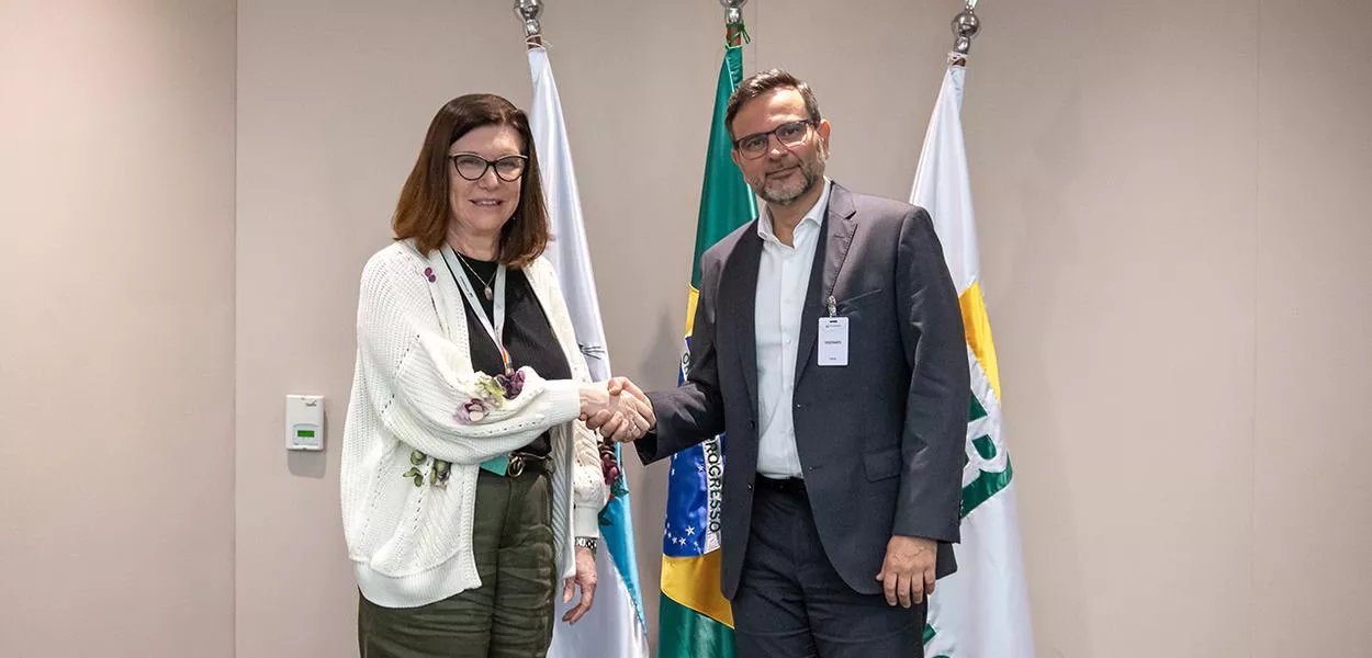 A presidente da Petrobras, Magda Chambriard, e o CEO da Consag Engenharia S.A., João Martins, celebram assinatura de contratos para retomada da construção do Trem 2 da RNEST