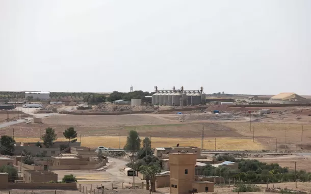 Vista da base militar dos EUA em Tel Baydar, recentemente evacuada pelas forças dos EUA, Hasaka, Síria, 8 de junho de 2025
