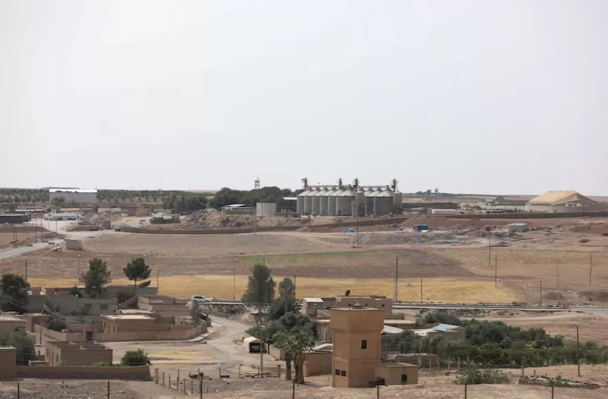 Vista da base militar dos EUA em Tel Baydar, recentemente evacuada pelas forças dos EUA, Hasaka, Síria, 8 de junho de 2025