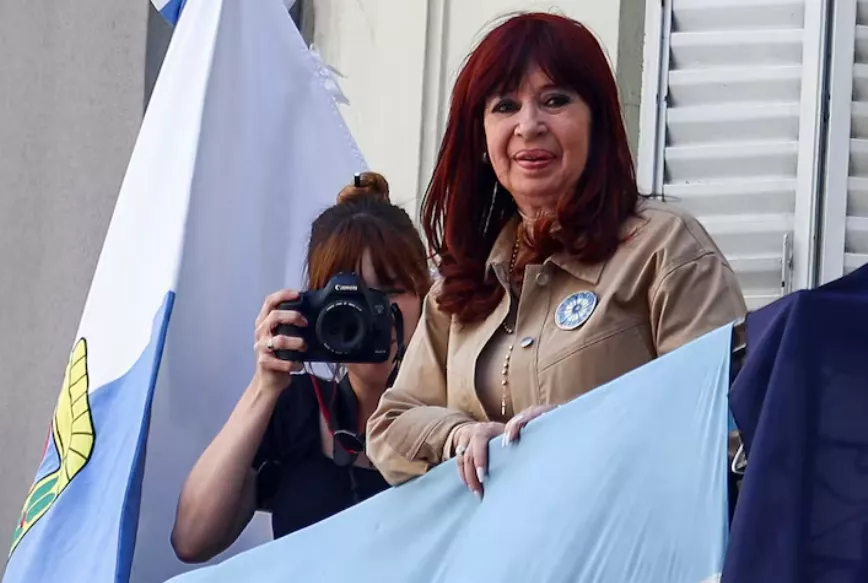 A ex-presidente argentina Cristina Fernández de Kirchner em uma sacada, no dia em que o Tribunal Federal de Apelações Criminais confirmou uma sentença de prisão por suposta corrupção na concessão de obras públicas durante sua presidência, em Buenos Aires, Argentina, em 13 de novembro de 2024