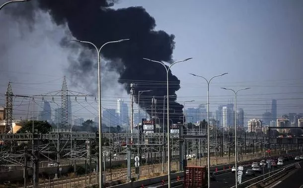 Incêndio causado por ataques iranianos nesta terça-feira, 17/06/2025, em Tel Aviv, capital de Israel
