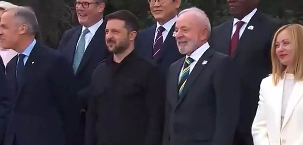 Lula e Volodymyr Zelensky com lideranças do G7