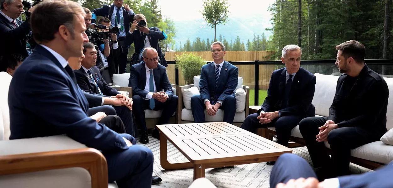 Primeiro-ministro canadense, Mark Carney, presidente ucraniano, Volodymyr Zelenskiy, secretário do Tesouro dos EUA, Scott Bessent, chanceler alemão, Friedrich Merz, primeiro-ministro japonês, Shigeru Ishiba, e presidente francês, Emmanuel Macron, se encontram durante Cúpula de Líderes do G7 em Kananaskis, Alberta, Canadá
17/06/2025