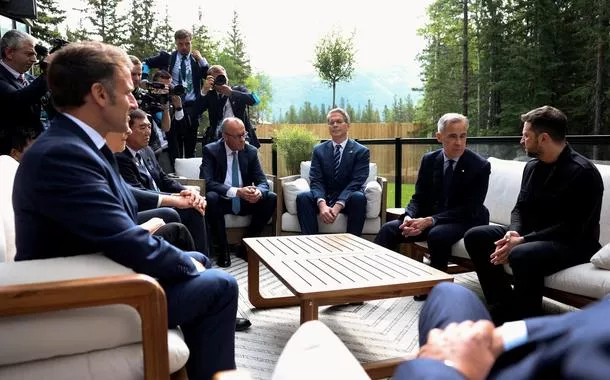 Primeiro-ministro canadense, Mark Carney, presidente ucraniano, Volodymyr Zelenskiy, secretário do Tesouro dos EUA, Scott Bessent, chanceler alemão, Friedrich Merz, primeiro-ministro japonês, Shigeru Ishiba, e presidente francês, Emmanuel Macron, se encontram durante Cúpula de Líderes do G7 em Kananaskis, Alberta, Canadá
17/06/2025