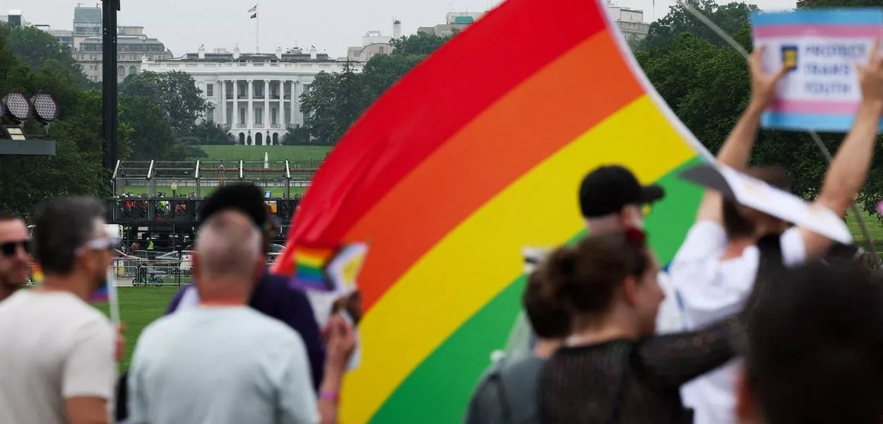 Pessoas participam da “Manifestação Internacional + Marcha em Washington pela Liberdade”, em apoio aos direitos LGBTQ+, como parte do WorldPride, com a Casa Branca ao fundo, em Washington
08/06/2025