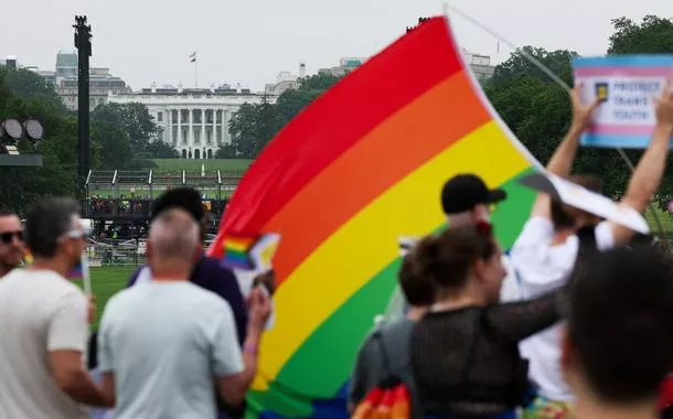 Pessoas participam da “Manifestação Internacional + Marcha em Washington pela Liberdade”, em apoio aos direitos LGBTQ+, como parte do WorldPride, com a Casa Branca ao fundo, em Washington
08/06/2025
