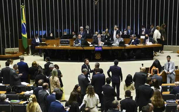 Plenário da Câmara dos Deputados durante sessão conjunta do Congresso Nacional destinada à deliberação de vetos. Mesa: deputado Reinhold Stephanes (PSD-PR); presidente do Senado Federal, senador Davi Alcolumbre (União-AP); secretário-geral da Mesa do Senado Federal, Danilo Augusto Barboza de Aguiar; e senador Eduardo Girão (Novo-CE)