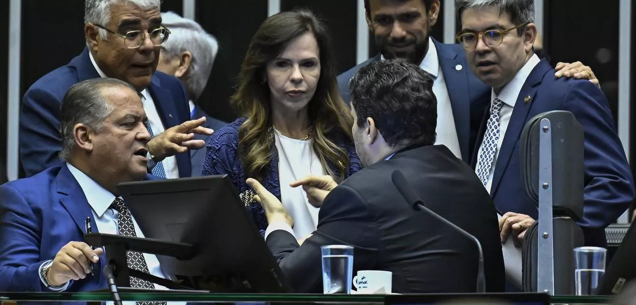 Plenário da Câmara dos Deputados durante sessão conjunta do Congresso Nacional. Mesa:  senador Eduardo Girão (Novo-CE); senador Izalci Lucas (PL-DF) líder do governo no Congresso no Congresso Nacional, senador Randolfe Rodrigues (PT-AP); senadora Professora Dorinha Seabra (União-TO), presidente do Senado Federal, senador Davi Alcolumbre (União-AP); secretário-geral da Mesa do Senado Federal, Danilo Augusto Barboza de Aguiar; vice-presidente do Senado Federal, senador Eduardo Gomes (PL-TO), senador Eduardo Girão (Novo-CE).