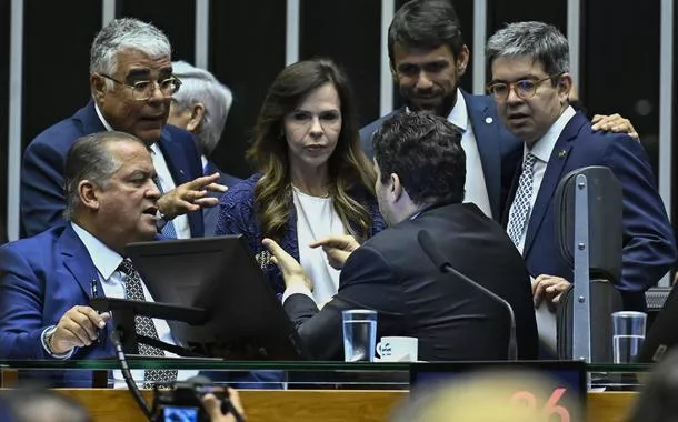 Plenário da Câmara dos Deputados durante sessão conjunta do Congresso Nacional. Mesa:  senador Eduardo Girão (Novo-CE); senador Izalci Lucas (PL-DF) líder do governo no Congresso no Congresso Nacional, senador Randolfe Rodrigues (PT-AP); senadora Professora Dorinha Seabra (União-TO), presidente do Senado Federal, senador Davi Alcolumbre (União-AP); secretário-geral da Mesa do Senado Federal, Danilo Augusto Barboza de Aguiar; vice-presidente do Senado Federal, senador Eduardo Gomes (PL-TO), senador Eduardo Girão (Novo-CE).