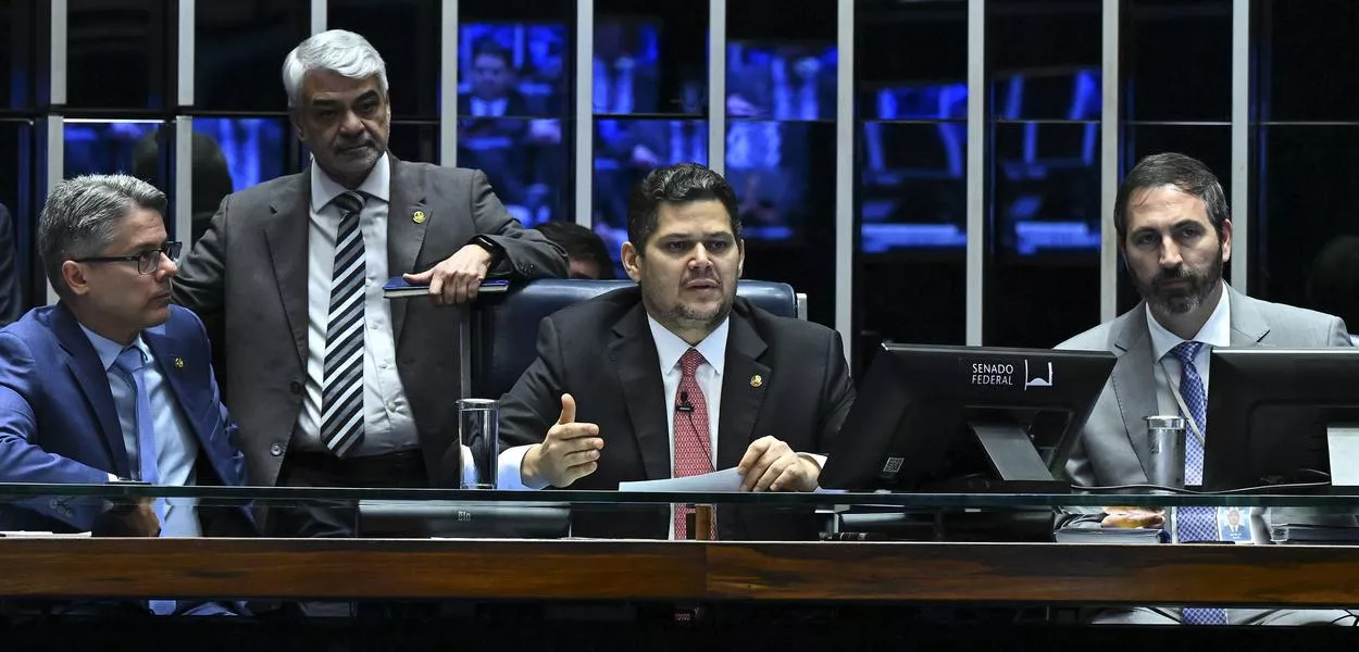 Senador Davi Alcolumbre lê requerimento e CPMI para investigar fraudes no INSS é criada