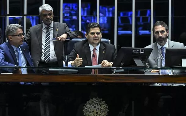 Senador Davi Alcolumbre lê requerimento e CPMI para investigar fraudes no INSS é criada
