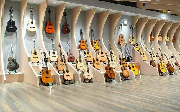 As guitarras produzidas em Zheng’an estão em exibição no Parque da Indústria da Cultura da Guitarra, em 9 de novembro de 2022