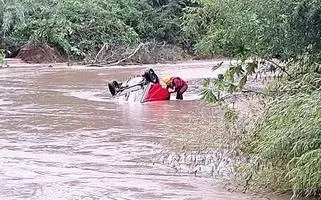 Vítimas estavam em um veículo levado pela correnteza