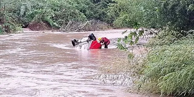 Vítimas estavam em um veículo levado pela correnteza
