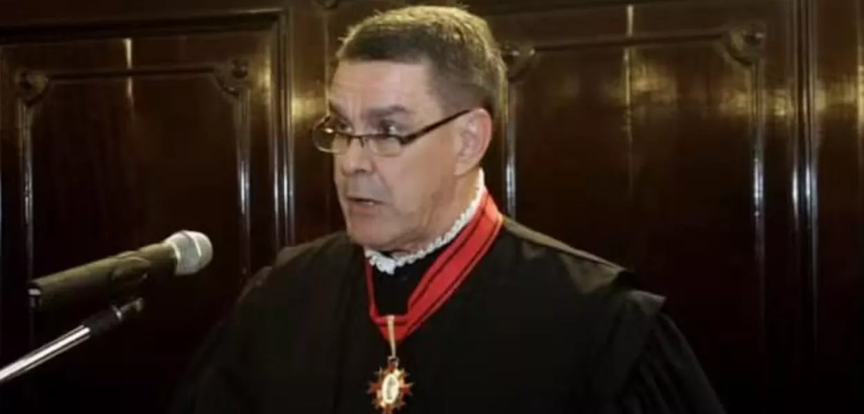 De acordo com a denúncia, Almeida ocultou a movimentação financeira de R$ 182.440 entre 2019 e 2022