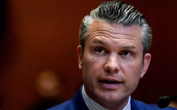 Militares dos EUA estão prontos para executar qualquer decisão de Trump sobre Irã, diz Hegseth