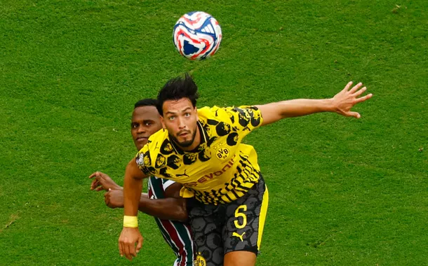 Futebol - Copa do Mundo de Clubes da FIFA - Grupo F - Fluminense x Borussia Dortmund - Estádio MetLife, East Rutherford, Nova Jersey, EUA - 17 de junho de 2025 Ramy Bensebaini, do Borussia Dortmund, em ação com Jhon Arias, do Fluminense