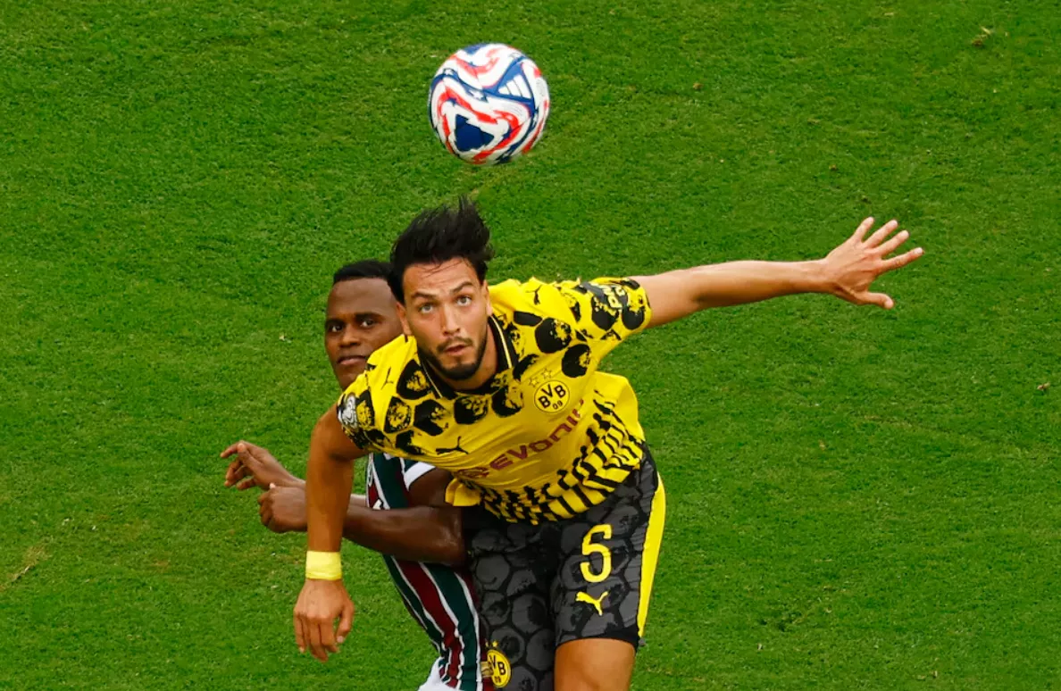 Futebol - Copa do Mundo de Clubes da FIFA - Grupo F - Fluminense x Borussia Dortmund - Estádio MetLife, East Rutherford, Nova Jersey, EUA - 17 de junho de 2025 Ramy Bensebaini, do Borussia Dortmund, em ação com Jhon Arias, do Fluminense